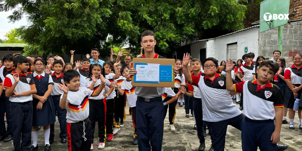 Campeón nacional recibiendo premio por su logro en la competencia nacional