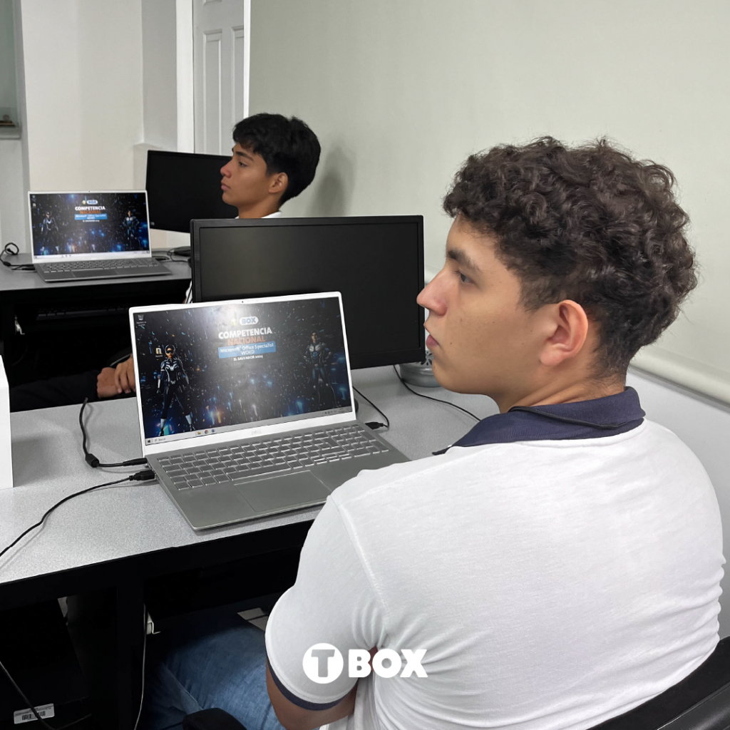 Estudiante escuchando indicaciones previas a la competencia